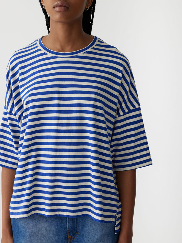 Stripe Side Step S/S T.Shirt Nat/Cobalt